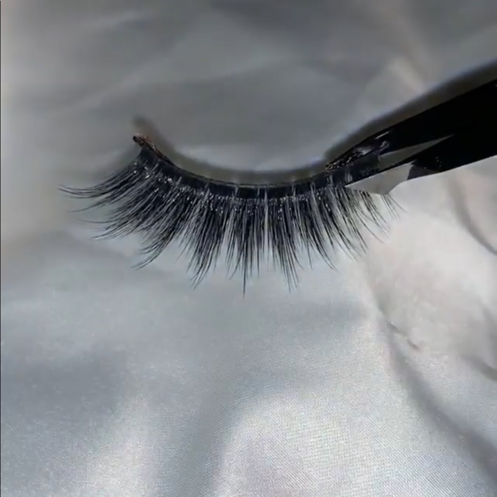 Passionate style strip lashes